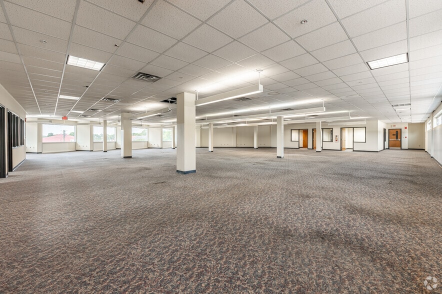 More Photos Of 325 S Fairground St, Marietta Office For Sale