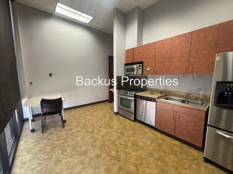 More Photos Of 1586 Moffett St, Salinas Light Distribution For Lease