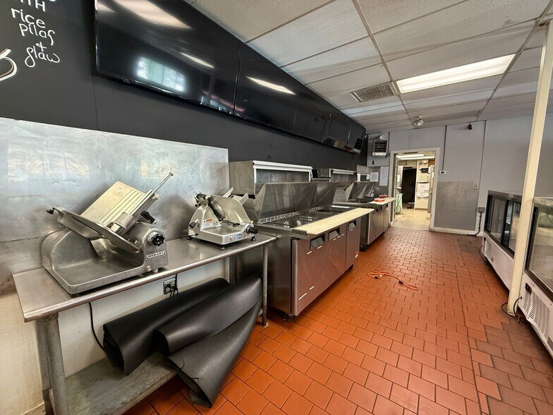 More Photos Of 643 Chandler St, Worcester Restaurant For Lease