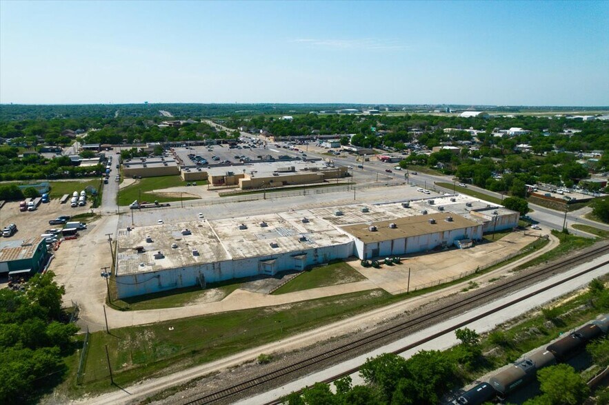 More Photos Of 318 E Long Ave, Fort Worth General Retail For Sale