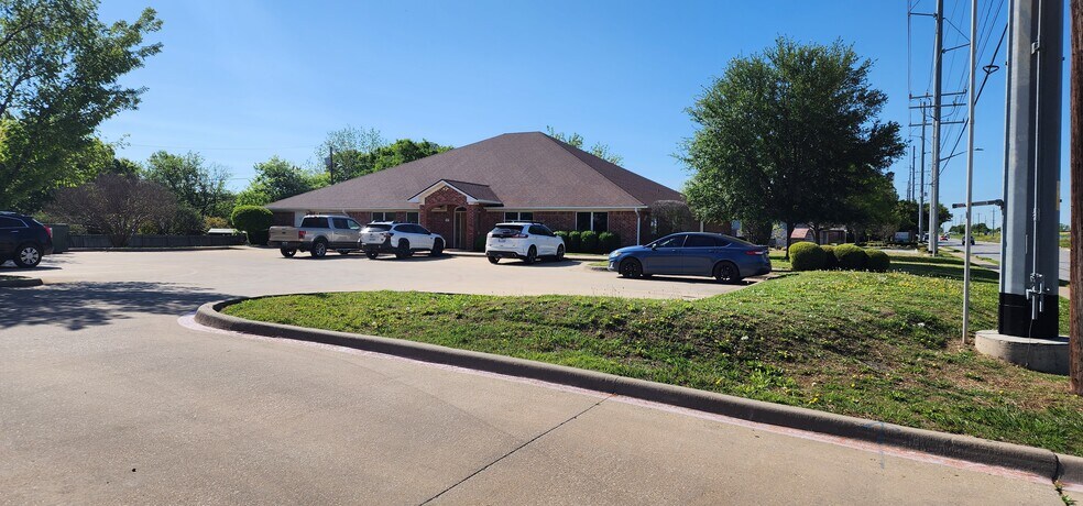 More Photos Of 1156 N Bonnie Brae St, Denton Medical For Sale