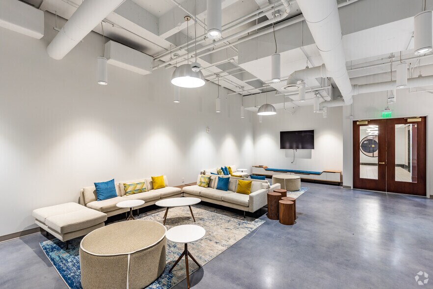 More Photos Of 390 N Orange Ave, Orlando Office For Lease