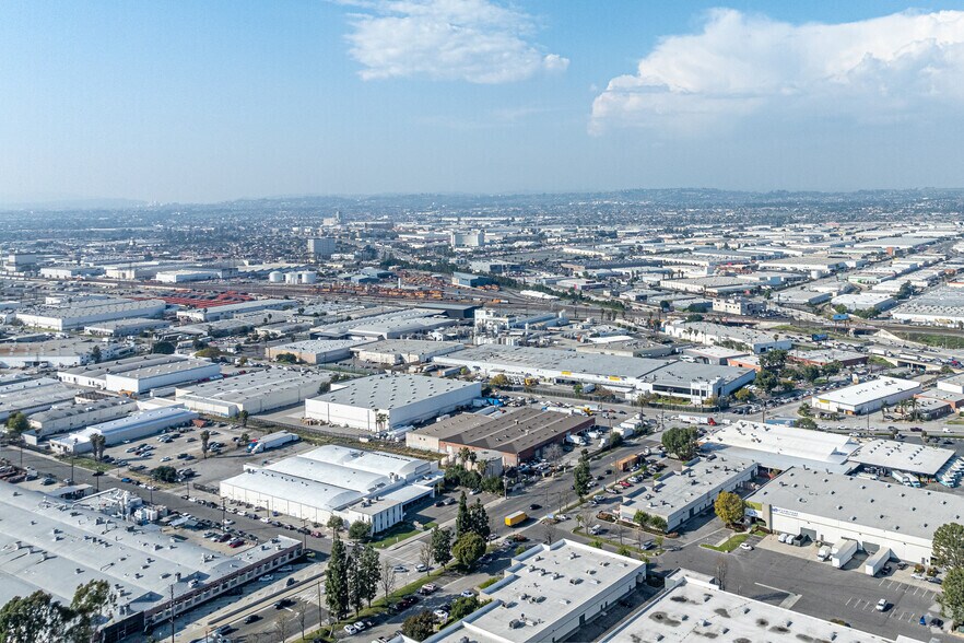 More Photos Of 3300-3328 Garfield Ave, Commerce Light Manufacturing For Lease