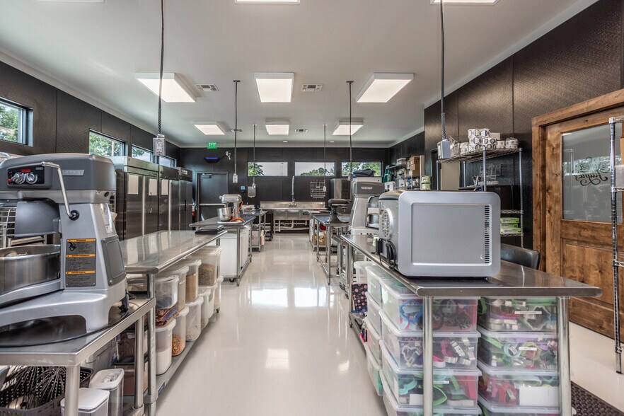 More Photos Of 211 N Weaver St, Gainesville Flex For Sale