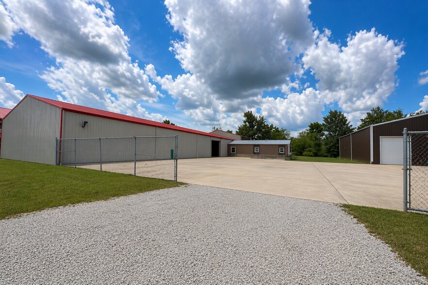 More Photos Of 616A-622 S Main St, Hebron Warehouse For Sale