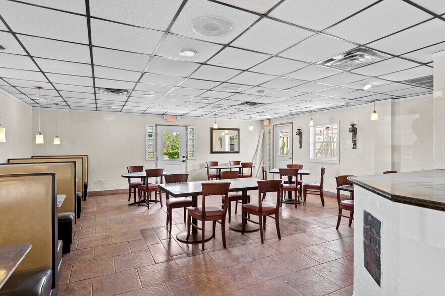 More Photos Of 7201 S Dixie Hwy, West Palm Beach Restaurant For Lease