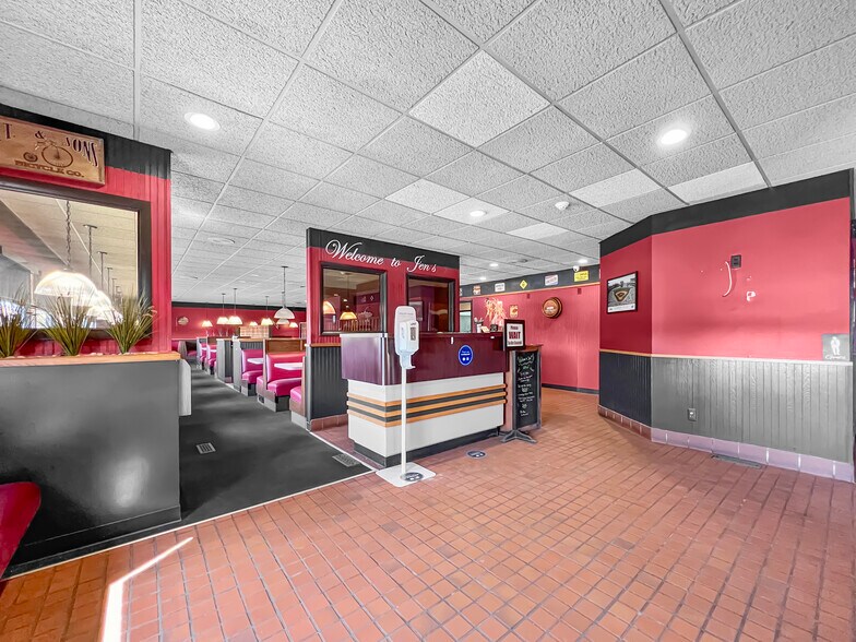 More Photos Of 15371 Highway 13 S, Hurricane Mills Restaurant For Lease