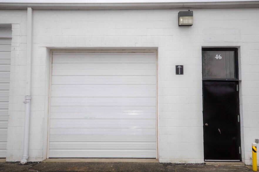 More Photos Of 46 Cain Dr, Brentwood Warehouse For Lease