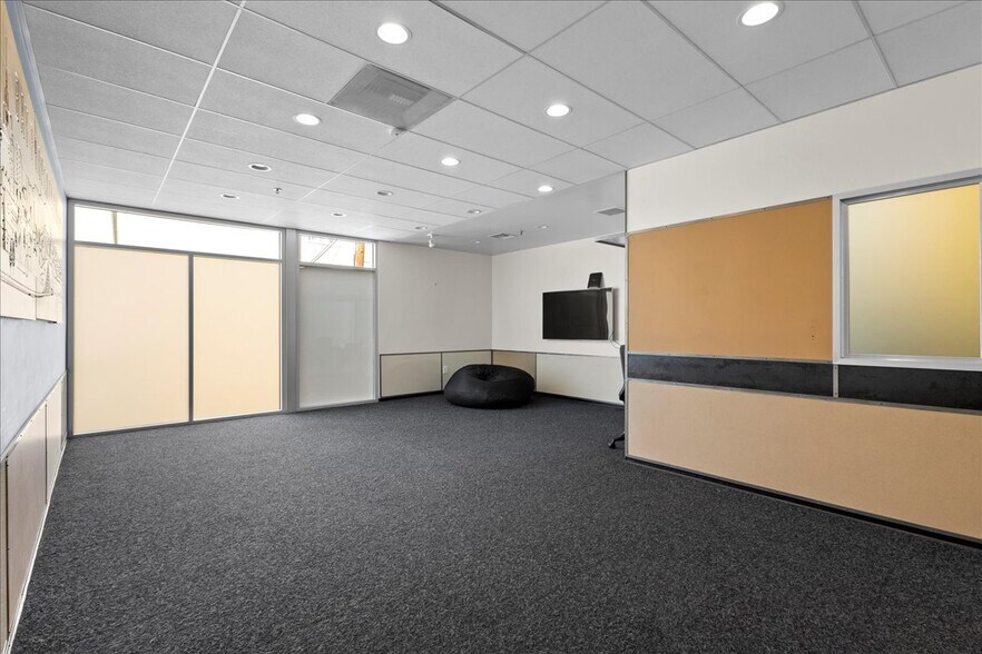 More Photos Of 482 W MacArthur Blvd, Oakland Medical For Sale