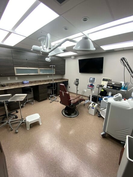 More Photos Of 424 Waterloo St, London Medical For Lease