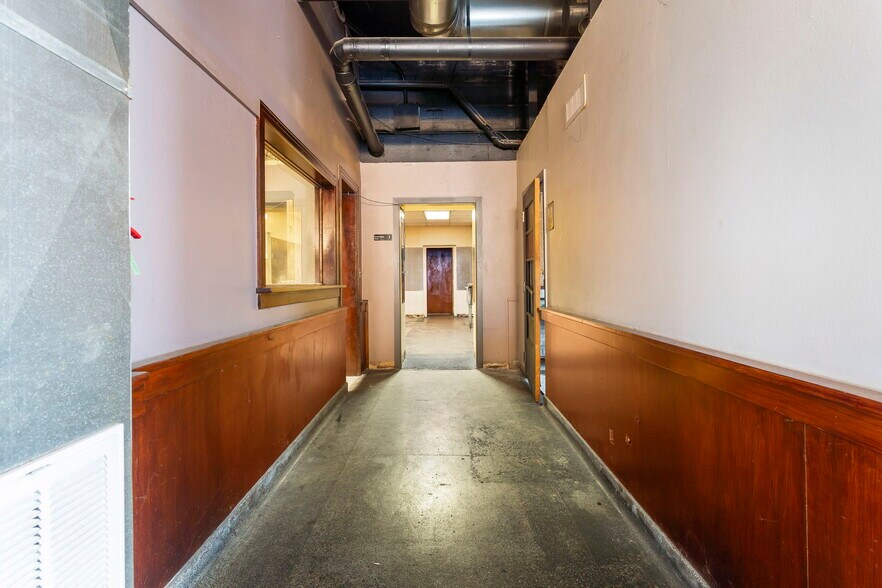 More Photos Of 408 W Walnut St, Springfield Storefront Retail Residential For Lease