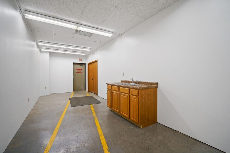 More Photos Of 1801 N 13th Ave E, Newton Flex For Lease