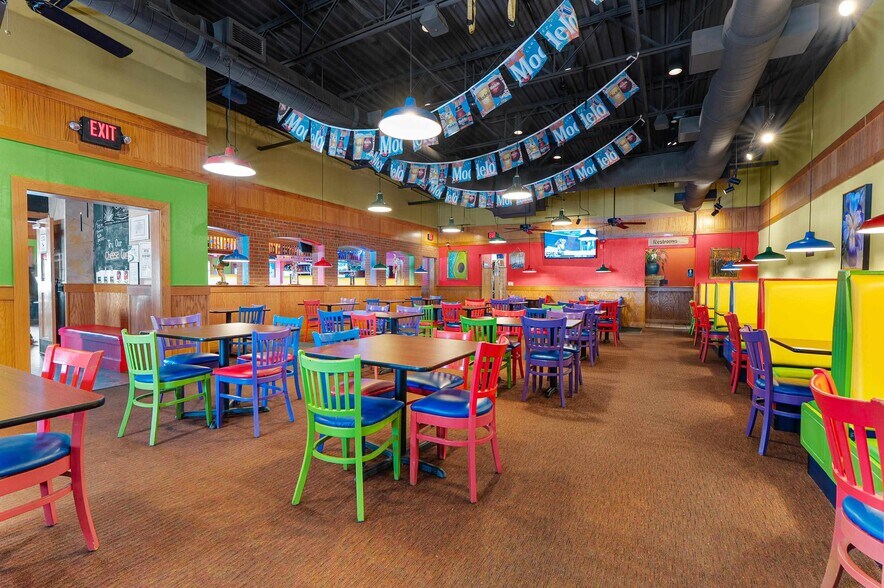 More Photos Of 850 Kepler Dr, Green Bay Restaurant For Sale