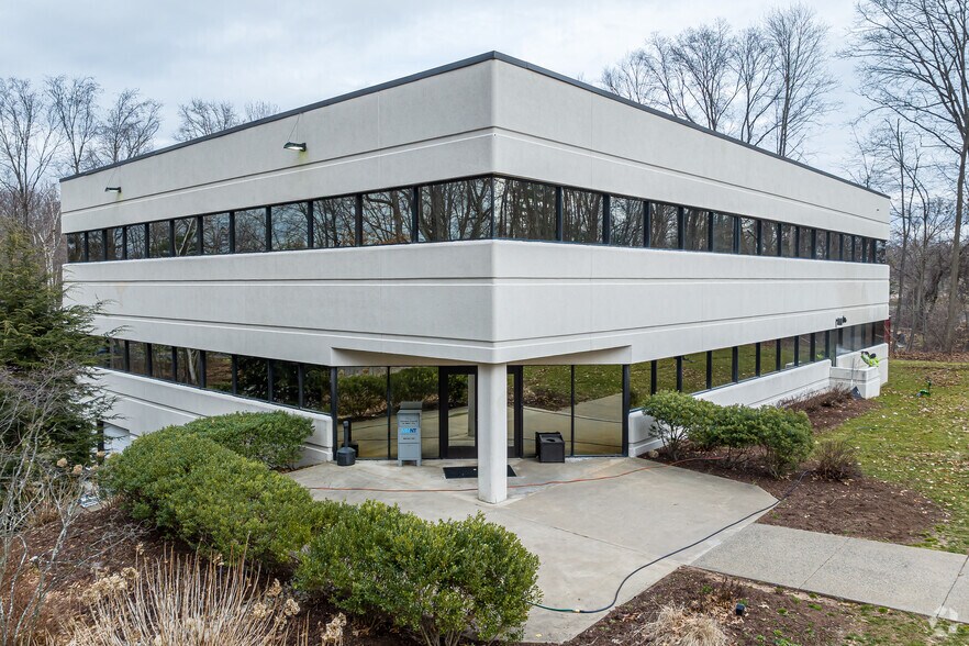 More Photos Of 160 Chapel Rd, Manchester Office For Lease