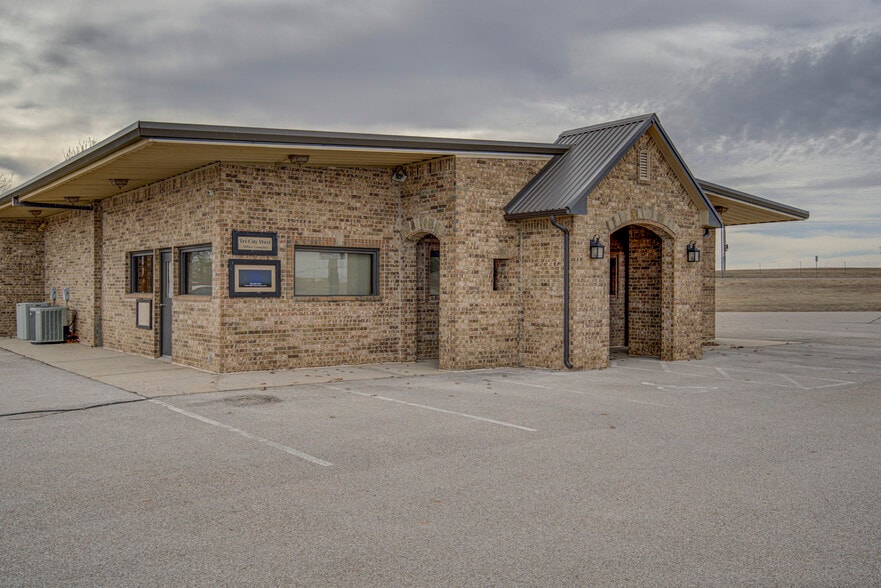 More Photos Of 2830 NW 32nd St, Newcastle Office For Sale