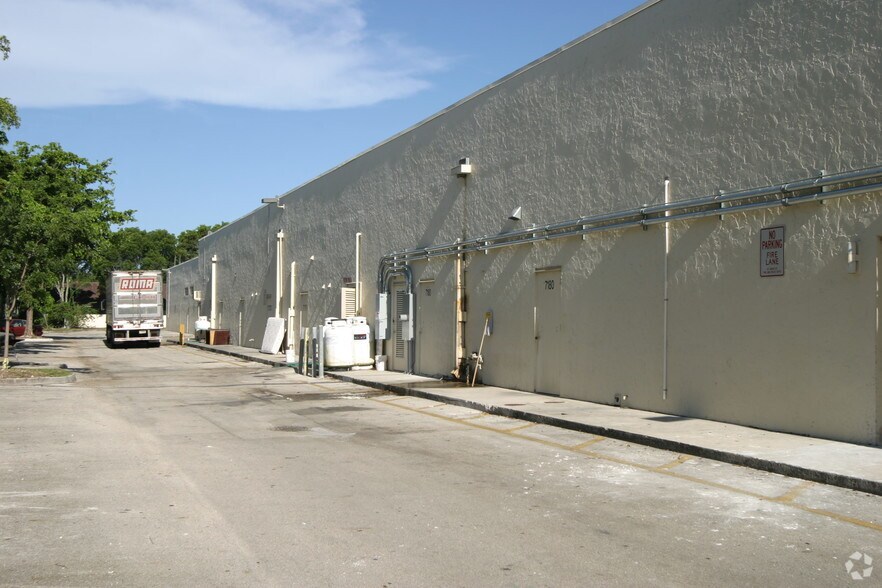 More Photos Of 7120-7184 N University Dr, Tamarac Freestanding For Lease