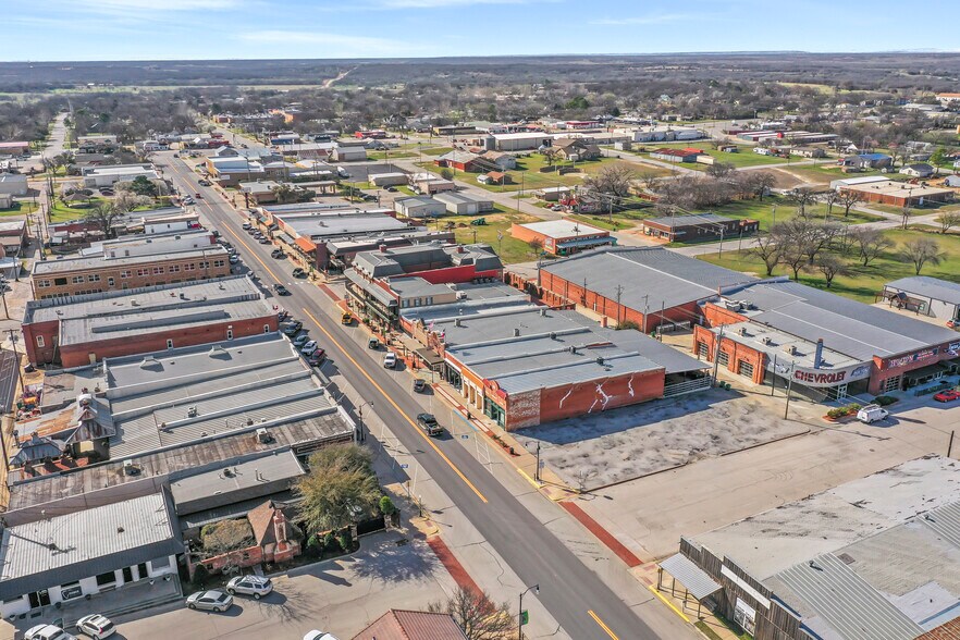 More Photos Of 207 Clay St, Nocona Storefront For Lease