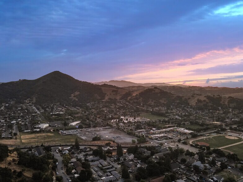 More Photos Of 65 E 2nd St, Morgan Hill Showroom For Sale