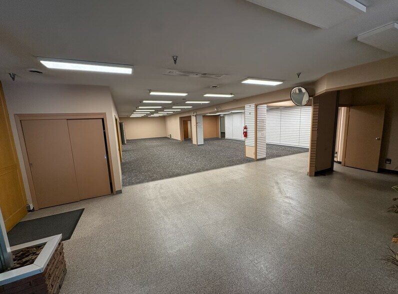 More Photos Of 8520 106A Ave NW, Edmonton Warehouse For Lease