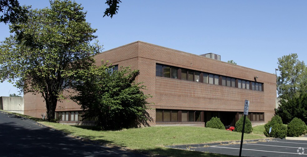 More Photos Of 505-507 S Cool Springs Rd, O'Fallon Office For Sale