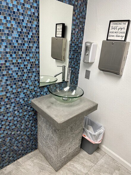 More Photos Of 77530 Enfield Ln, Palm Desert Showroom For Sale