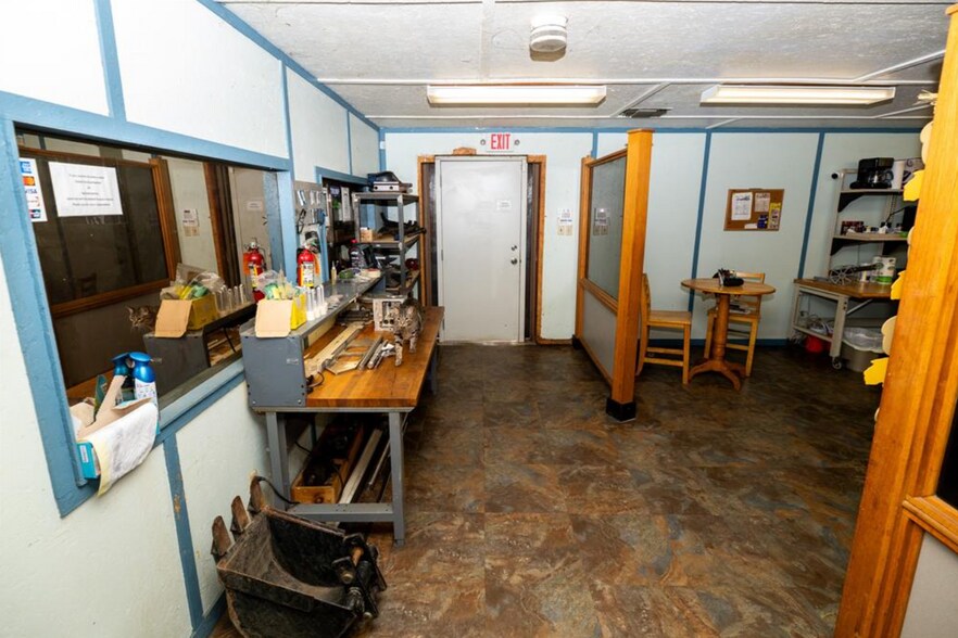 More Photos Of 203 Norton St, Lone Oak Warehouse For Sale