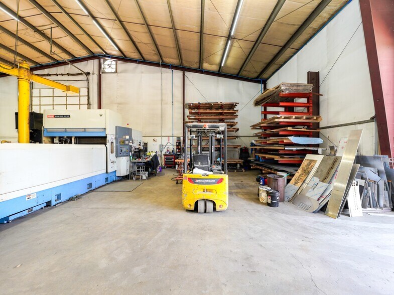 More Photos Of 2079 Deschutes Dr, Stayton Manufacturing For Lease