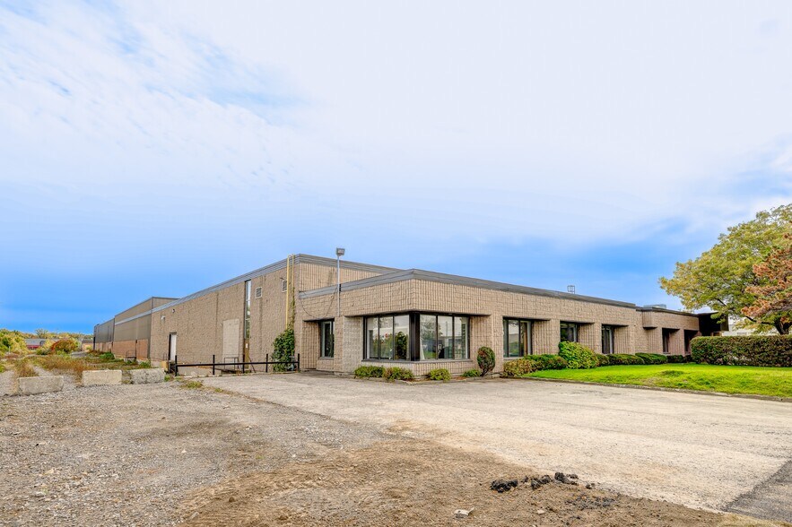 More Photos Of 1660-1700 Boul Hymus, Dorval Warehouse For Lease