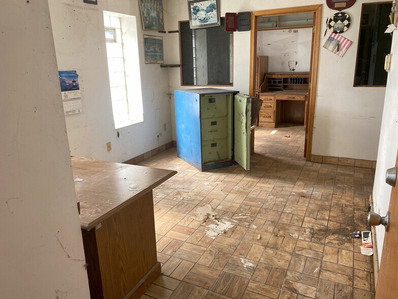 More Photos Of 5424-5428 25th St, Cicero Industrial For Sale