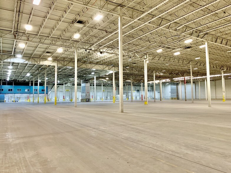 More Photos Of 1717 Lawrence Dr, De Pere Distribution For Lease