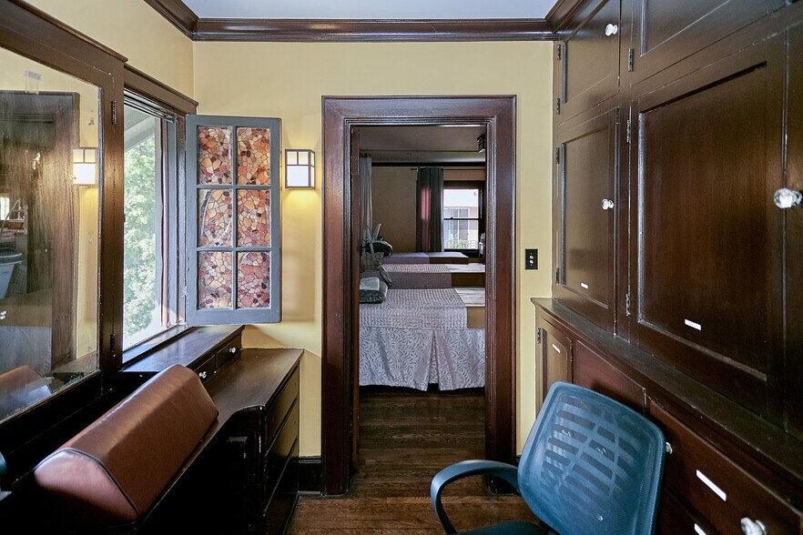More Photos Of 658 S Bronson Ave, Los Angeles Office Residential For Sale