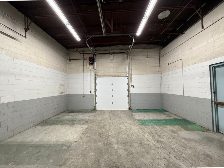 More Photos Of 200 Commerce Dr, Montgomeryville Warehouse For Lease