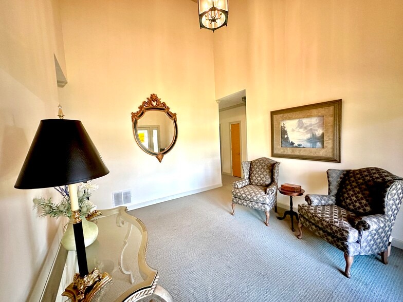 More Photos Of 1251 Club Dr, Bishop Office For Lease