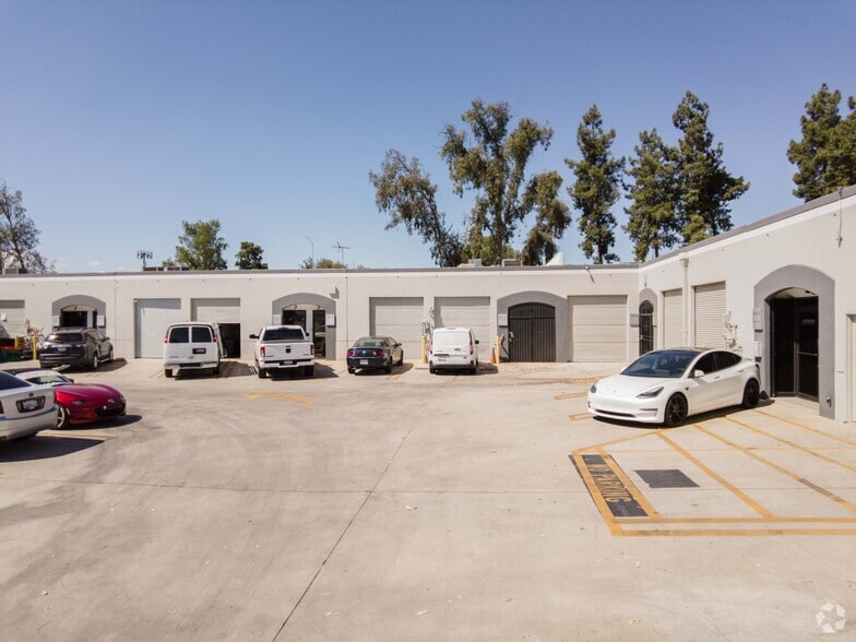 More Photos Of 8101-8117 Orion Ave, Van Nuys Warehouse For Lease