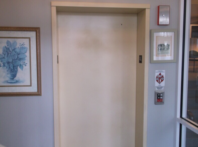 More Photos Of 601 Oregon St, Oshkosh Office For Lease