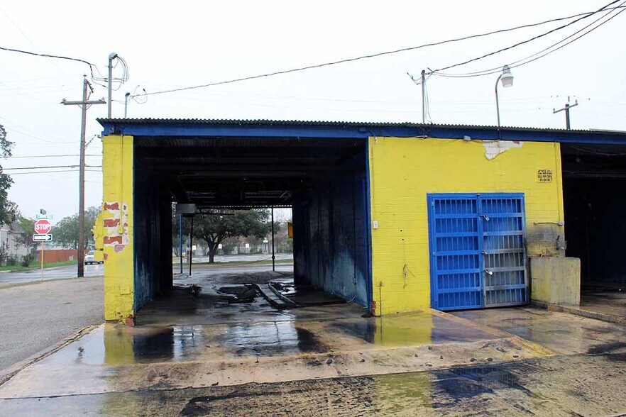 More Photos Of 2203 W Commerce St, San Antonio Specialty For Sale