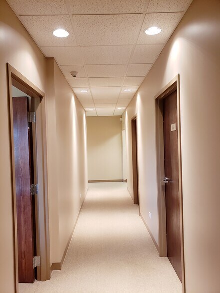 More Photos Of 16001-16009 Executive Dr, Crest Hill Office For Lease