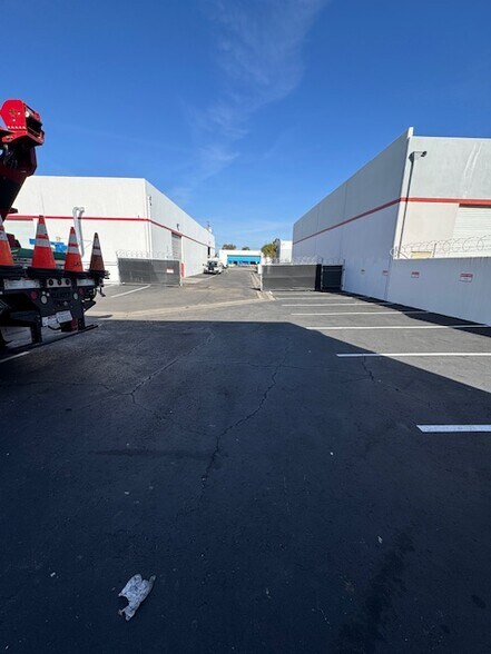 More Photos Of 2906 E Coronado St, Anaheim Warehouse For Lease