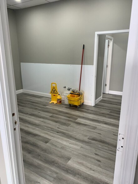 More Photos Of 101-111 Alpine Rd, Rockford Freestanding For Lease