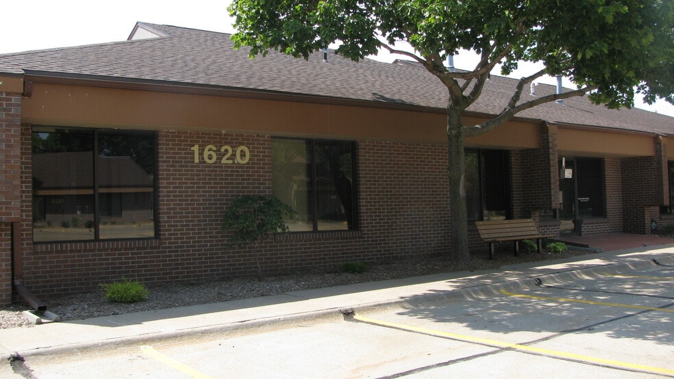 Primary Photo Of 1620 S 70th St, Lincoln Medical For Lease