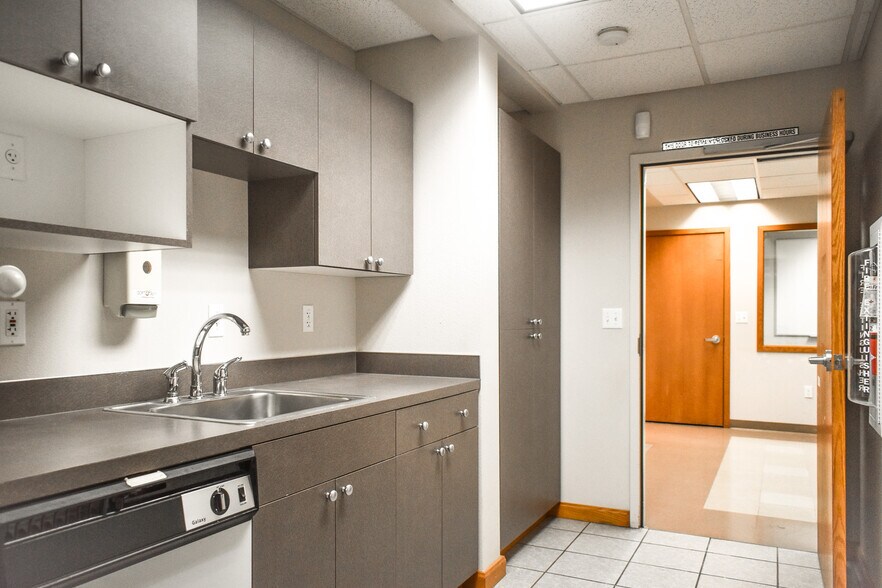 More Photos Of 1110 N Center Pky, Kennewick Office For Lease