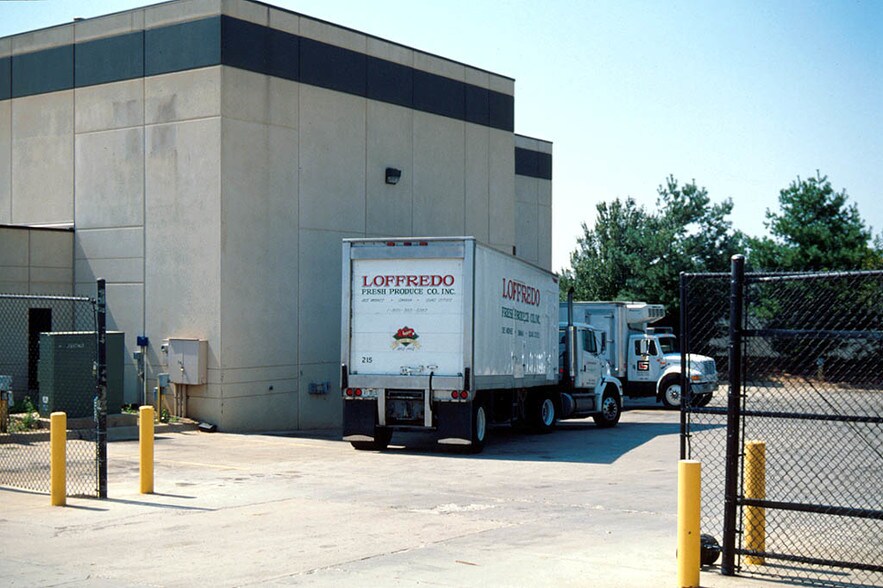 More Photos Of 7800 Nieman Rd, Lenexa Warehouse For Sale