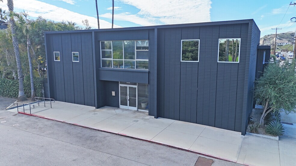 More Photos Of 23676-23712 Malibu Rd, Malibu Office For Lease