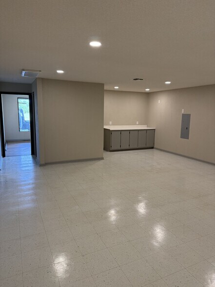 More Photos Of 3292 Speegleville Rd, Woodway Warehouse For Lease