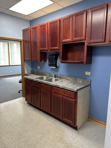 More Photos Of 16475 Van Dam Rd, South Holland Flex For Sale