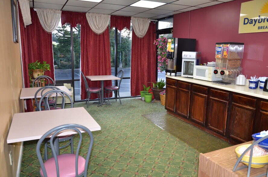 More Photos Of 820 Market St, Cheraw Hotel For Sale