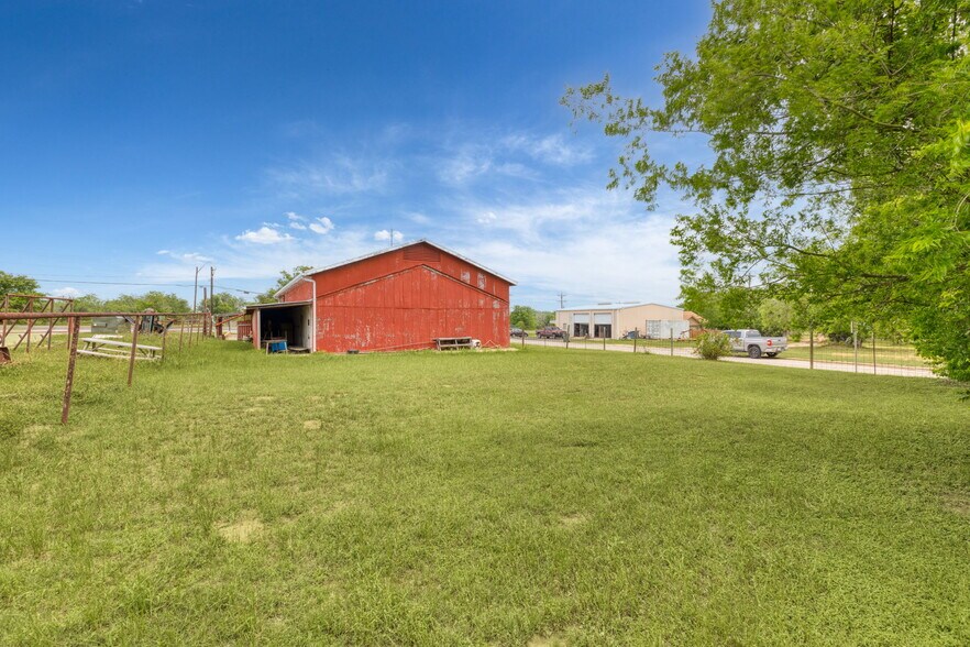 More Photos Of 805 N Magnolia Ave, Luling Flex For Sale