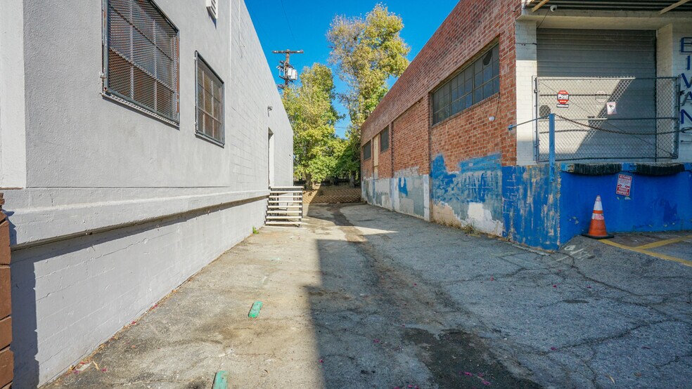 More Photos Of 2431 Eads St, Los Angeles Warehouse For Lease