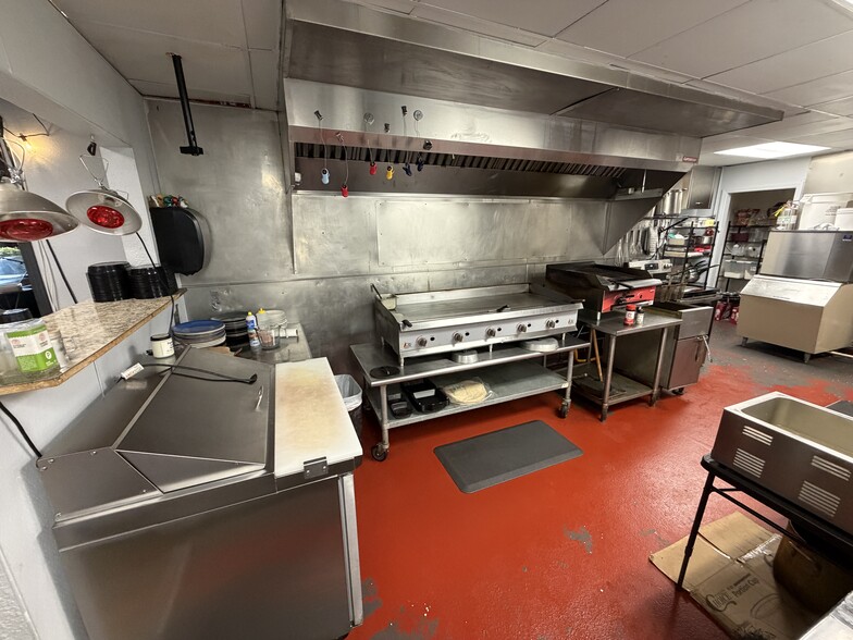 More Photos Of 1111 E Park Ave, Anaconda Restaurant For Sale