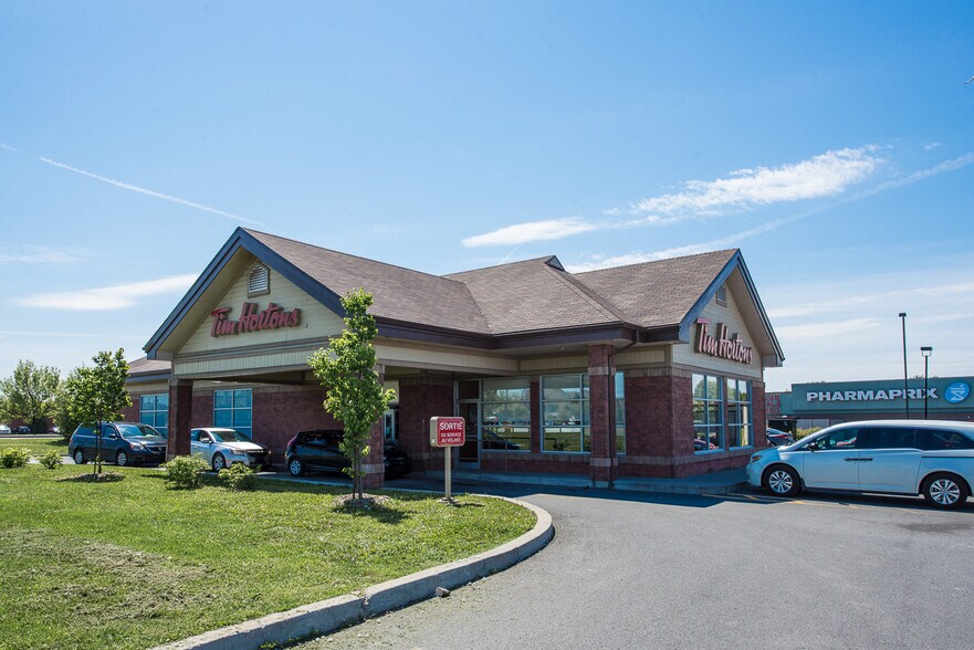 More Photos Of 8200-8230 Boul Taschereau, Brossard Storefront For Lease